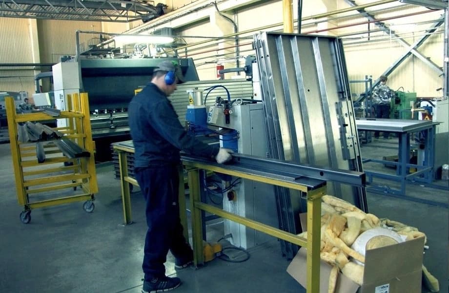 Производство технических дверей на заводе